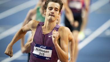 APELDOORN - Stefan Nillessen tijdens de 1500 meter finale voor mannen op de tweede dag van het NK Indoor atletiek Omnisport Apeldoorn. ANP SANDER KONING