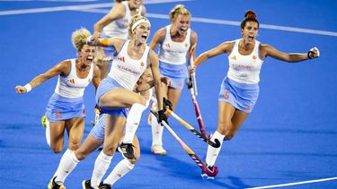 PARIJS - Nederlandse hockeysters vieren de 1-1 tijdens de finale hockey tegen China, op de Olympische Spelen. ANP ROBIN VAN LONKHUIJSEN