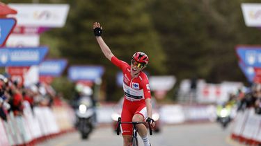 Team SD Worx - Protime's Dutch rider Demi Vollering celebrates after winning the race and La Vuelta Tour during the 8th stage of the 2024 La Vuelta Femenina cycling tour of Spain, an 89,5 km race from Madrid to Valdesqui ski resort, in Rascafria, on May 5, 2024. 
OSCAR DEL POZO / AFP