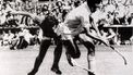 Hockey, Wereldkampioenschap 1978 (WK) Buenos Aires, Argentinië 28 maart 1978. Voorronde groep B, Argentinië-Nederland (uitslag 2-3). Foto: De Nederlandse aanvoerder Ron Steens steelt de bal van de Argentijn Gustave Paolucci. / Nationaal Archief/Collectie Spaarnestad/ANP/Fotograaf onbekend