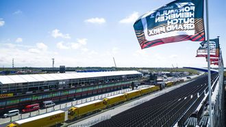 2023-08-15 14:05:15 ZANDVOORT - Dronefoto van het rechte stuk van het circuit in aanloop naar de Grand Prix in Zandvoort. ANP FREEK VAN DEN BERGH