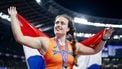 TOKIO - Jorinde van Klinken met haar zilveren medaille na de finale van het onderdeel discuswerpen tijdens de WK atletiek in het Japan National Stadium. ANP ROBIN VAN LONKHUIJSEN