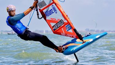 LELYSTAD - Kiran Badloe in actie tijdens zijn iQFOil men race op de Allianz Regatta zeilen. ANP IRIS VAN DEN BROEK