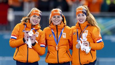 MILAAN - (l-r) Joy Beune, Marijke Groenewoud, Antoinette Rijpma-de Jong op het podium na afloop van de finale ploegenachtervolging vrouwen bij het langebaanschaatsen in het Milano Speed Skating Stadium op de Olympische Winterspelen van Milaan. SEM VAN DER WAL / ANP