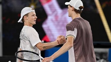 epa11083981 Jannik Sinner of Italy is congratulated by Jesper de Jong of the Netherlands following their round 2 match on Day 4 of the 2024 Australian Open at Melbourne Park in Melbourne, Australia, 17 January 2024.  EPA/LUKAS COCH AUSTRALIA AND NEW ZEALAND OUT