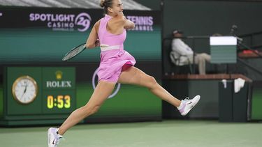 epaselect epa11210399 Aryna Sabalenka of Belarus in action against Peyton Stearns of the United States during the BNP Paribas Open tennis tournament in Indian Wells, California, USA, 09 March 2024.  EPA/RAY ACEVEDO