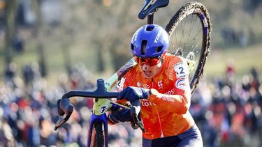 LIEVIN, FRANKRIJK - Wielrenster Lucinda Brand (Nederland) in actie tijdens het WK veldrijden in het Franse Lievin. ANP BAS CZERWINSKI