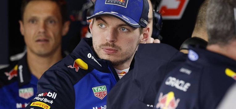 epa12855943 Red Bull Racing driver Max Verstappen (C) of Netherlands looks on in the pits before the start of the Qualifying for the Formula 1 Japanese Grand Prix at the Suzuka International Racing Course racetrack in Suzuka, Japan, 28 March 2026. The 2026 Formula 1 Japanese Grand Prix is held on 29 March.  EPA/FRANCK ROBICHON / POOL