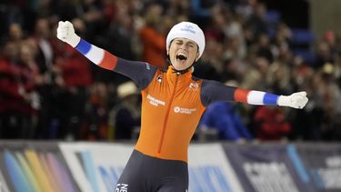 epa11162502 Irene Schouten of the Netherlands celebrates her win in the Women's Mass Start event at the ISU World Speed Skating Single Distances Championships in Calgary, Canada, 17 February 2024.  EPA/TODD KOROL