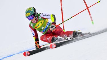 epa12480635 Julia Scheib from Austria in action during the first run of the Womens Giant Slalom race of the FIS Alpine Ski World Cup season opener on the Rettenbach glacier, in Soelden, Austria, 25 October 2025.  EPA/GIAN EHRENZELLER