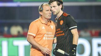 BHUBANESWAR - Coach Jeroen Delmee en Lars Balk van Nederland tijdens de wedstrijd tegen Australie om de derde plaats van het WK Hockey in India. ANP WILLEM VERNES
