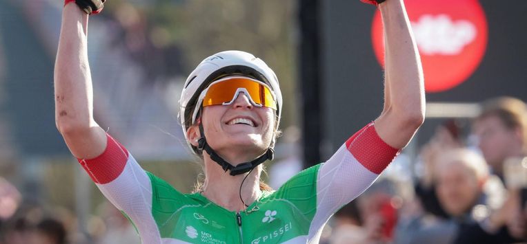 epa12005460 Elisa Longo Borghini of UAE Team ADQ wins the 13th Dwars door Vlaanderen one-day cycling race over 128.5 km from Waregem to Waregem, Belgium, 02 April 2025.  EPA/OLIVIER MATTHYS