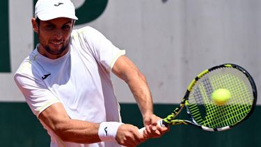 epa11370897 Aleksandar Vukic of Australia in action against Zhizhen Zhang of China during their Men's Singles 1st round match during the French Open Grand Slam tennis tournament at Roland Garros in Paris, France, 26 May 2024.  EPA/CAROLINE BLUMBERG