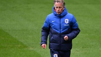 HEERENVEEN - Holland coach Andries Jonker tijdens de MD-1 training van het Nederlands vrouwen elftal in aanloop naar het Nations League duel tegen Duitsland in het Abe Lenstra Stadion op 27 februari 2024 in Heerenveen, Nederland. ANP GERRIT VAN KEULEN