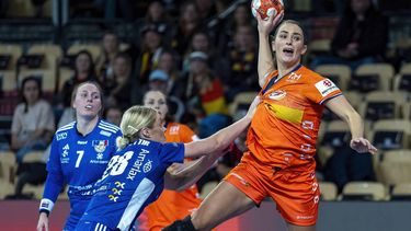 INNSBRUCK -  Larissa Nusser in actie tegen IJsland tijdens de eerste groepswedstrijd op het EK handbal. Bondscoach Henrik Signell passeerde voor het toernooi de ervaren Estavana Polman. ANP RONALD HOOGENDOORN