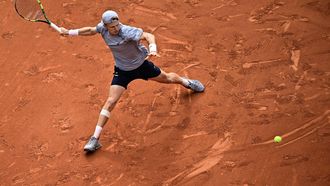 Netherlands' Jesper de Jong plays a forehand return to Germany's Alexander Zverev during their men's singles match on day 8 of the French Open tennis tournament on Court Philippe-Chatrier at the Roland-Garros Complex in Paris on May 31, 2026. 
JULIEN DE ROSA / AFP