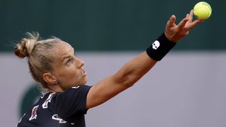 epa09970213 Arantxa Rus of the Netherlands plays Elena Rybakina of Kazakhstan in their women’s first round match during the French Open tennis tournament at Roland ​Garros in Paris, France, 23 May 2022.  EPA/YOAN VALAT