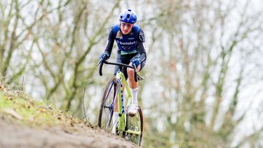 Team Baloise Glowi Lions' Dutch rider Lucinda Brand competes during the women's elite race of the cyclo-cross World Cup, stage 5 out of 12 of the UCI World Cup competition, in Antwerp on December 20, 2025.
 
JASPER JACOBS / BELGA / AFP