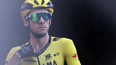 Team Visma-Lease a Bike's British rider Simon Yates waits for the start of the 9th stage of the 108th Giro d'Italia cycling race of 181kms from Gubbio to Siena on May 18, 2025. 
Luca Bettini / AFP