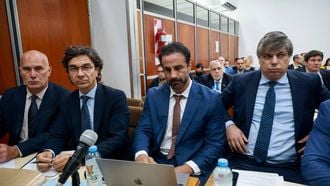 Argentine football legend Diego Maradona's former medical doctor Leopoldo Luque (C) is seen at a courthouse for a preliminary hearing in a trial over his death in San Isidro, outskirts of Buenos Aires on April 14, 2026. 

Tomas CUESTA / AFP
