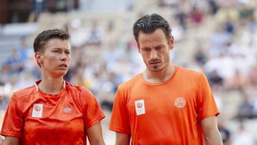 PARIJS - Tennissers Wesley Koolhof en Demi Schuurs in actie tegen Canada tijdens de wedstrijd gemend dubbel voor de bronzen medaille op de Olympische Spelen. ANP IRIS VAN DEN BROEK