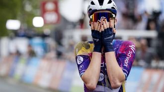VALKENBURG - Mischa Bredewold (Nederland) viert haar overwinning tijdens de finish van de Amstel Gold Race 2025 voor vrouwen in Valkenburg. ANP MARCEL VAN HOORN