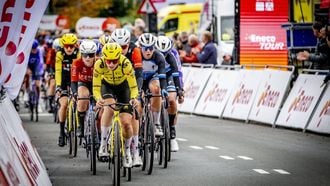ARNHEM - Renners in actie tijdens de laatste etappe van de Eneco Tour. De meerdaagse etappekoers, die door mannen en vrouwen wordt verreden, heette voorheen Tour of Holland. ROBIN UTRECHT / ANP