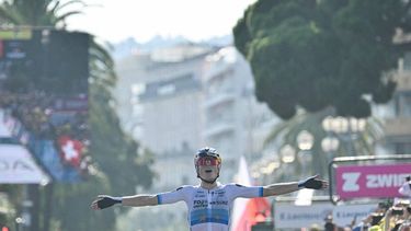 FDJ-SUEZ's Dutch rider Demi Vollering celebrates as she crosses the finish line to win the 8th (out of 9) stage of the fifth edition of the Women's Tour de France cycling race, 171.9 km from Sisteron to Nice, in Nice, southeastern France on August 8, 2026. 
NICOLAS TUCAT / AFP