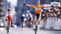 MONTREAL - Demi Vollering juicht na het winnen voor Katarzyna Niewiadoma-Phinney (POL) (tweede) tijdens de wegwedstrijd bij de vrouwen op de wereldkampioenschappen wielrennen. ROBIN VAN LONKHUIJSEN / ANP