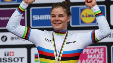 2023-08-13 17:43:56 Belgium's Lotte Kopecky celebrates winning gold in the women's Elite Road Race during the UCI Cycling World Championships in Glasgow, Scotland on August 13, 2023. 
Adrian DENNIS / AFP