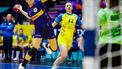 epa11018139 Kateryna Kozak of Ukraine (R) and Bo van Wetering of Netherlands (L) in action during the IHF Women's World Handball Championship Main Round IV match between Ukraine and Netherlands in Frederikshavn, Denmark, 08 December 2023.  EPA/HANNIBAL HANSCHKE