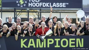 DEN BOSCH - Speelsters van Amsterdam vieren met de beker het landskampioenschap na de winst van de finale play-offs hockeywedstrijd tussen Den Bosch en Amsterdam. SONNY LENSEN / ANP
