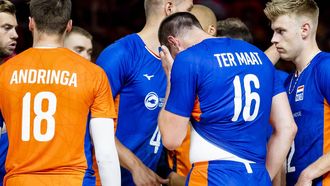 2023-06-25 18:24:01 ROTTERDAM - Robbert Andringa van Nederland, Wouter ter Maat van Nederland en Bennie Junior Tuinstra van Nederland reageren na het verliezen van de Nations League volleybalwedstrijd tussen Nederland en Servië. ANP SEM VAN DER WAL