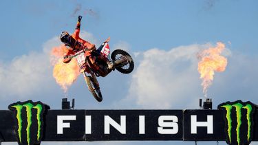 epa09528767 Dutch rider Jeffrey Herlings of KTM competes in the men's MXGP race of Spain Motocross GP in the town of Arroyomolinos, central Spain, 17 October 2021.  EPA/Victor Lerena
