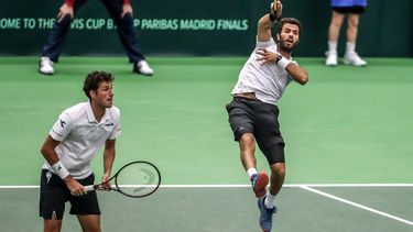 epa07338094 Robin Haase (L) and Jean-Julien Rojer (R) of the Netherlands in action against Lukas Rosol and Jiri Vesely of Czech Republic during the Davis Cup qualifier between Czech Repubic and the Netherlands in Ostrava, Czech Republic, 02 February 2019.  EPA/MARTIN DIVISEK