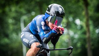 ACHTKARSPELEN - Wielrenner Demi Vollering in actie tijdens het Nederlands kampioenschap tijdrijden. Wielerbond KNWU meldde eerder dat Surhuisterveen de organisatie overnam van Lochem. Deze gemeente had vanwege de NAVO-top in juni in Den Haag geen politieagenten beschikbaar om de wedstrijd te begeleiden. ANP SIESE VEENSTRA