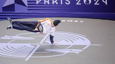 PARIJS - Menno van Gorp tijdens de kwalificatie breaking voor B-boys op het Place de la Concorde tijdens de Olympische Spelen. ANP IRIS VAN DEN BROEK