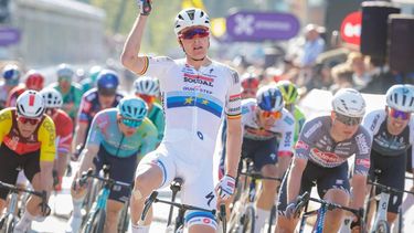 epa12020824 Belgian rider Tim Merlier of team Soudal Quick-Step (C) celebrates winning the Scheldeprijs one-day cycling race over 202.8km from Terneuzen to Schoten, Belgium, 09 April 2025.  EPA/OLIVIER MATTHYS
