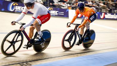 HEUSDEN-ZOLDER - Baanwielrenner Harrie Lavreysen (rechts) in actie op de eerste ronde van de Keirin tijdens de slotdag van de Europese kampioenschappen baanwielrennen in Belgie. ANP BAS CZERWINSKI