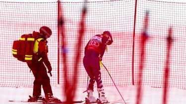 epa12692306 Lindsey Vonn of USA reacts after her fall during the women's Downhill race at the FIS Alpine Skiing World Cup in Crans-Montana, Switzerland, 30 January 2026.  EPA/JEAN-CHRISTOPHE BOTT