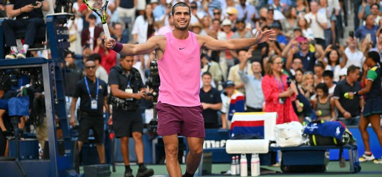 Spain's Carlos Alcaraz celebrates after winning his men's singles round of 16 tennis match against France’s Arthur Rinderknech on day eight of the US Open tennis tournament at the USTA Billie Jean King National Tennis Center in New York City, on August 31, 2025. 
ANGELA WEISS / AFP