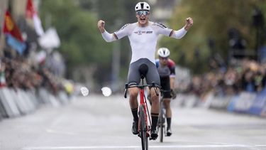 epa11628759 Niklas Behrens of Germany celebrates winning the Men's U23 Road Race at the 2024 UCI Road and Para-cycling Road World Championships in Zurich, Switzerland, 27 September 2024.  EPA/ENNIO LEANZA