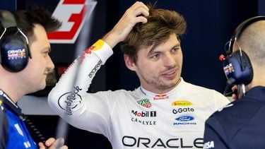 BAHREIN - Max Verstappen (Red Bull Racing) in gesprek met race-ingenieur Gianpiero Lambiase na afloop van de eerste sessie van de derde testdag op het Bahrain International Circuit voorafgaand aan de start van het Formule 1-seizoen. SANDER KONING / ANP