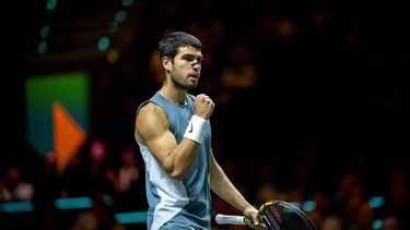 ROTTERDAM - Carlos Alcaraz (ESP) in actie tegen Andrea Vavassori (ITA) op de vierde dag van het ABN AMRO Open tennistoernooi in Ahoy. ANP SANDER KONING