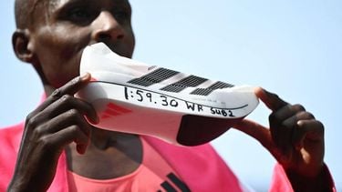 Kenya's Sabastian Sawe poses with his new world record time written on his running shoe at the finish of the 2026 London Marathon in central London on April 26, 2026. Kenya's Sabastian Sawe broke the two-hour mark for the first time in history on Sunday in winning the London Marathon.
JUSTIN TALLIS / AFP