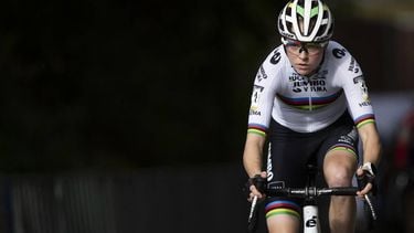 Team Jumbo–Visma's Dutch rider Fem Van Empel cycles during the women's elite race at the 
