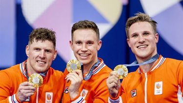 SAINT-QUENTIN-EN-YVELINES - Baanwielrenners Roy van den Berg, Harrie Lavreysen en Jeffrey Hoogland tijdens de medaille ceremonie van de finale teamsprint op de Olympische Spelen. ANP KOEN VAN WEEL