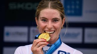 Dutch rider Demi Vollering celebrates with her gold medal on the podium after winning the women 2025 UEC European road cycling championship, around Valence, on October 4, 2025. 
JEFF PACHOUD / AFP