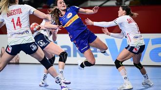 epa11763334 Larissa Nuesser of the Netherlands (L) in action against Stine Ruscetta Skogrand of Norway (R) during the EHF Women's EURO 2024 main round handball match between Netherlands and Norway, in Vienna, Austria, 07 December 2024.  EPA/CHRISTIAN BRUNA