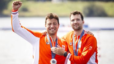 PARIJS - Melvin Twellaar en Stef Broenink tijdens de huldiging van hun zilveren medaille na afloop van de finale dubbeltwee op het olympisch roeitoernooi tijdens de zomerspelen in de Franse hoofdstad. ANP IRIS VAN DEN BROEK